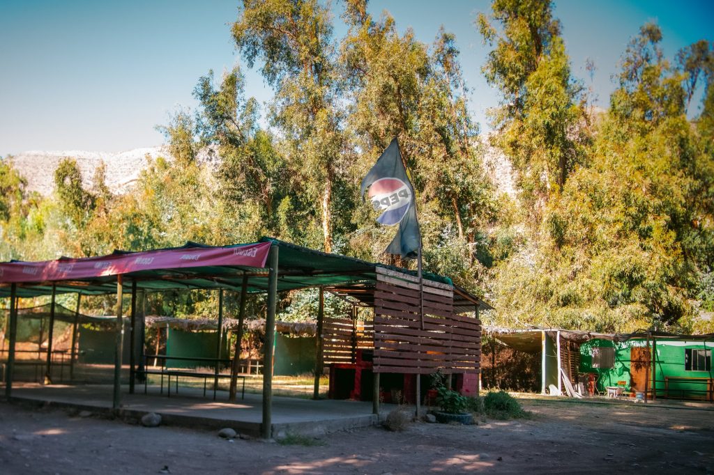 Sector de camping con mesas bajo sombra