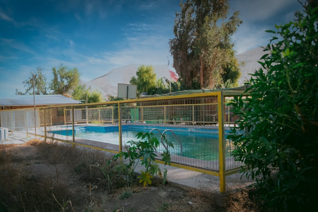 Piscina cercada de Camping Araya