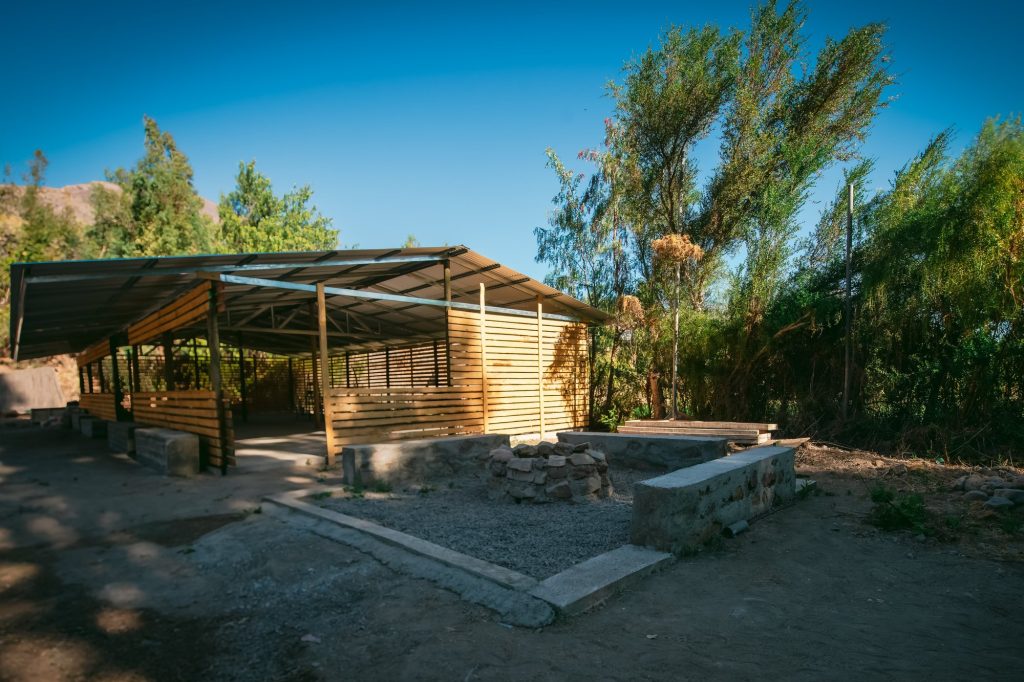 Construcción de madera y espacio exterior de Camping Araya