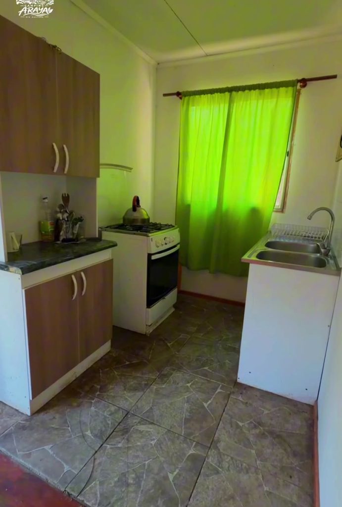 Cocina de una cabaña, capturada del video de Camping Araya