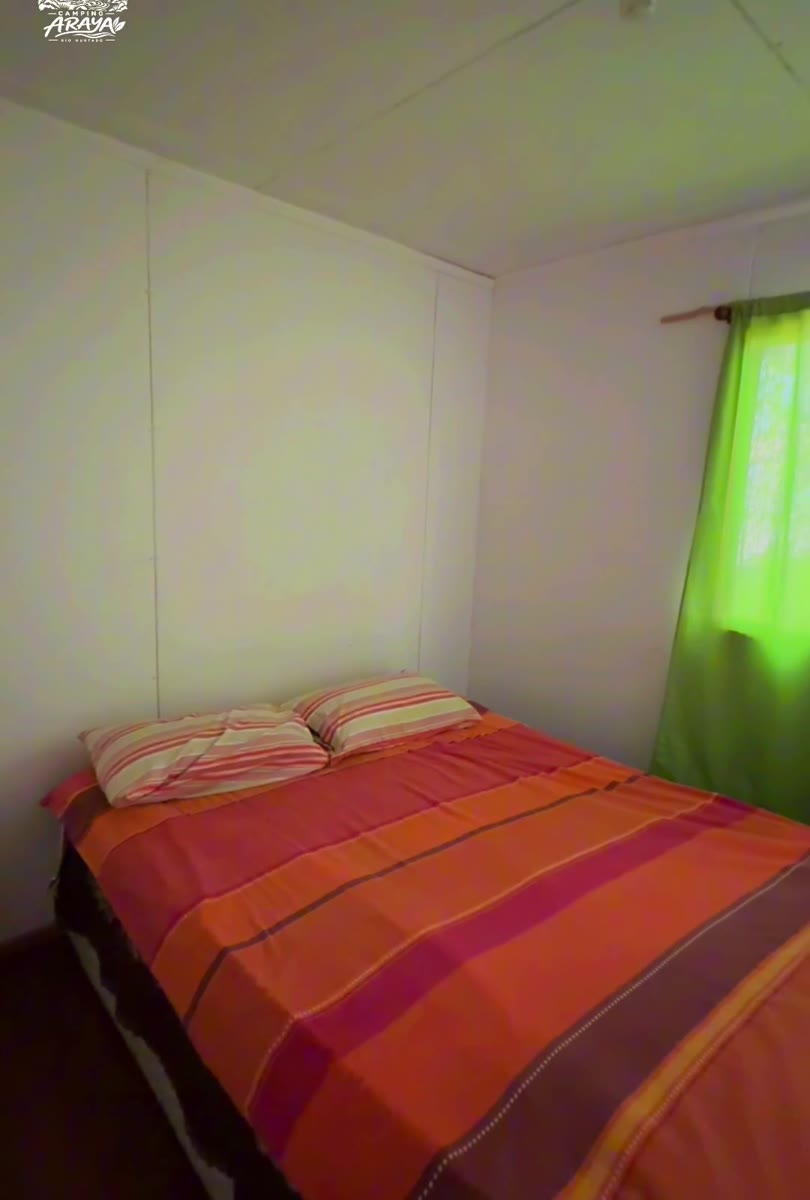 Dormitorio de una cabaña, capturado del video de Camping Araya